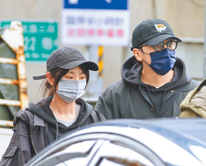 柯佳嬿（左）與坤達昨赴靈堂悼念導演明金成，2人神情哀戚。（羅永銘攝）