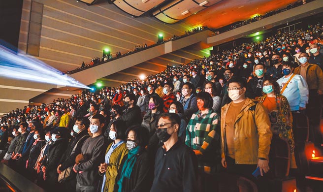 陈建年演唱会重演当年电影开演前要起立唱国歌的仪式。（Live Nation Taiwan提供）