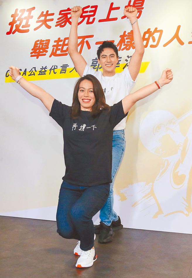 奧運金牌選手郭婞淳（前）和藝人潘君侖昨出席CCSA公益活動。（粘耿豪攝）