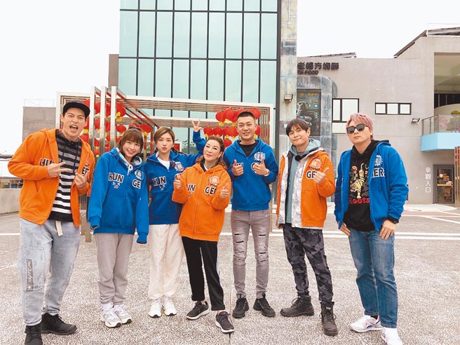 許孟哲（左起）、峮峮、「豆花妹」蔡黃汝、楊繡惠、鳳梨、孫協志、王仁甫一起在《飢餓遊戲》中闖關玩遊戲。（中視提供）