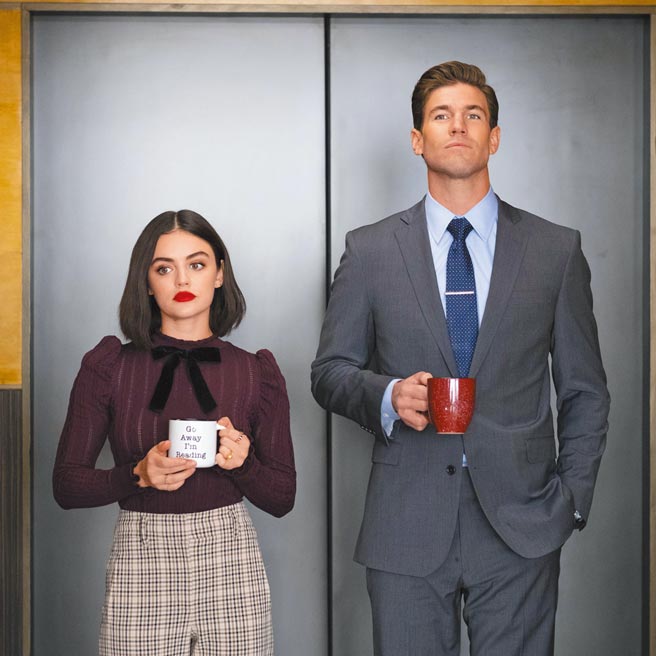 爱情喜剧《黑特冤家》由露西海尔（左）跟奥斯汀史托威尔主演。（威视提供）