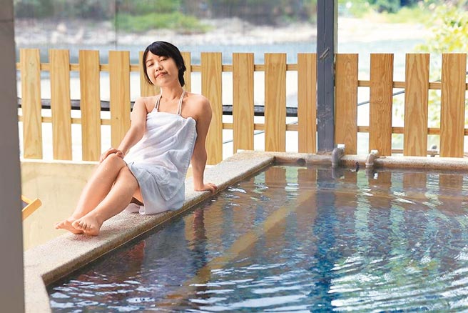 「新北山海汤」冬日泡暖汤，有专属浴衣及眾多好礼等民眾抽奖。（新北市政府观光旅游局提供）