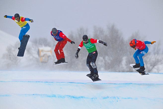 北京冬奧混合團體雪板障礙賽由男子選手先出發，美國的鮑加納（右二）在決賽僅取得0.04秒領先。（路透）
