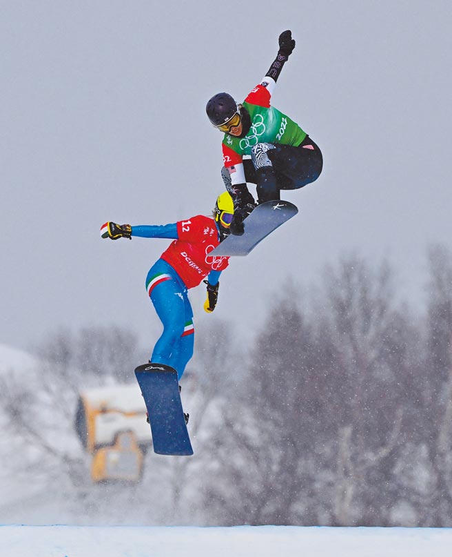 美國女將賈珂貝莉絲（上）比義大利的米珂莉先一步抵達終點。（路透）
