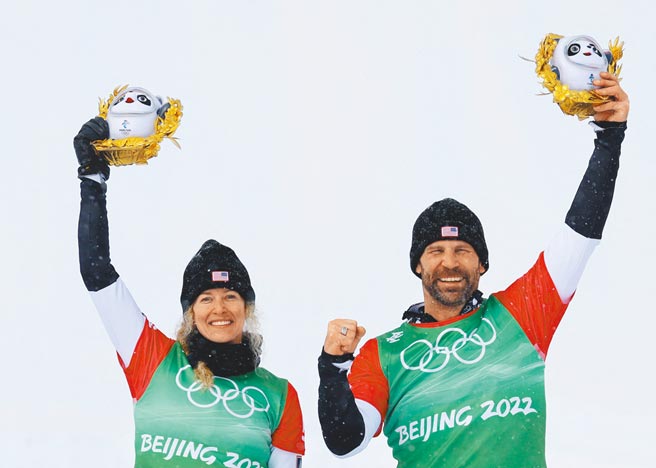 美國的鮑加納（右）與賈珂貝莉絲攜手摘下首面冬奧雪板障礙賽混團金牌。（路透）
