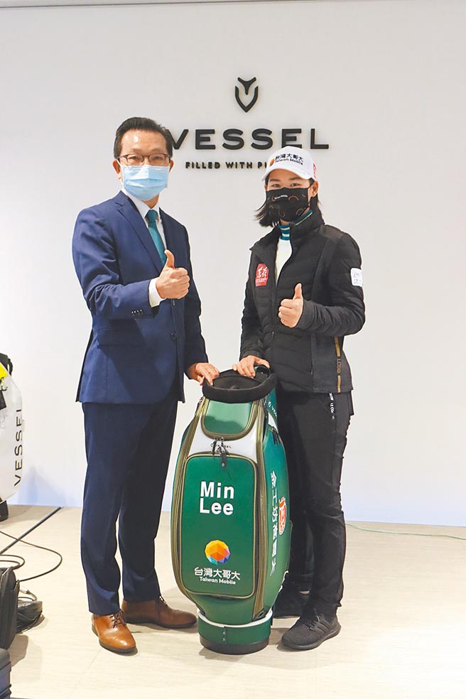 Vessel董事长萧崑林赠送专属球袋给台湾高球女将李旻（右）。（Vessel提供）