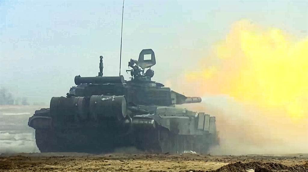 俄羅斯2月和白俄羅斯在白俄境內靠近烏克蘭邊境舉行大規模聯合演習，一輛坦克發射砲彈的畫面。（美聯社/俄羅斯國防部）