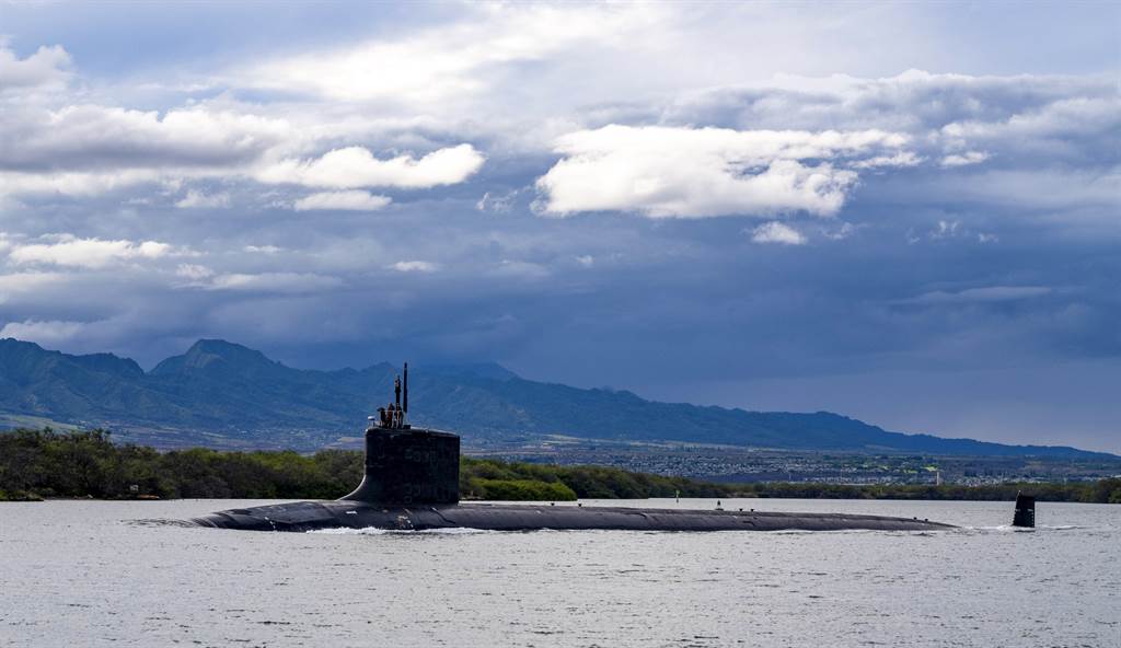 俄罗斯海军驱逐舰在北太平洋千岛群岛附近领海发现一艘美国海军维吉尼亚级（Virginia class）潜舰。资料照/美联社(photo:ChinaTimes)