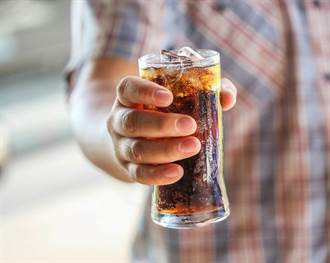 可口可樂宣布旗下25％飲料改「可重複包材」民團：國內零售業應跟上
