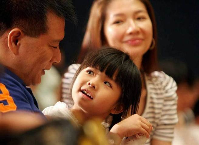 蔡中泠小时候很萌。（图／翻摄自蔡诗萍脸书）