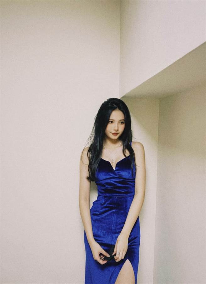 蔡中泠蜕变成小女人。（图／翻摄自蔡诗萍脸书）