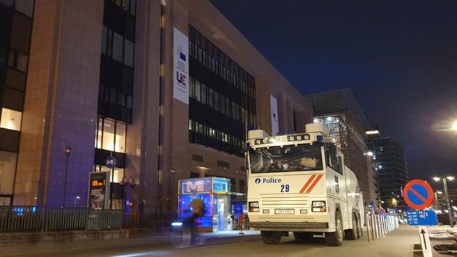 数以千计来自法国的抗议民眾号召车辆组成「自由车队」（Freedom Convoy）。（路透社）