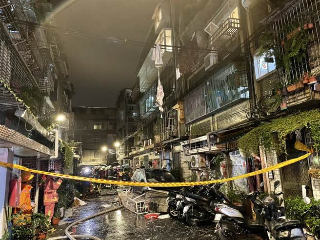 新北市新店区14日凌晨4时许新明街一栋公寓4楼突然发生气爆，气爆衝击力把阳台铁窗炸飞，新北警消接获报案后到达事发公寓，屋内有1名年约40岁的女子全身熏黑，已失去生命迹象，送医急救仍宣告不治。 (翻摄照片)