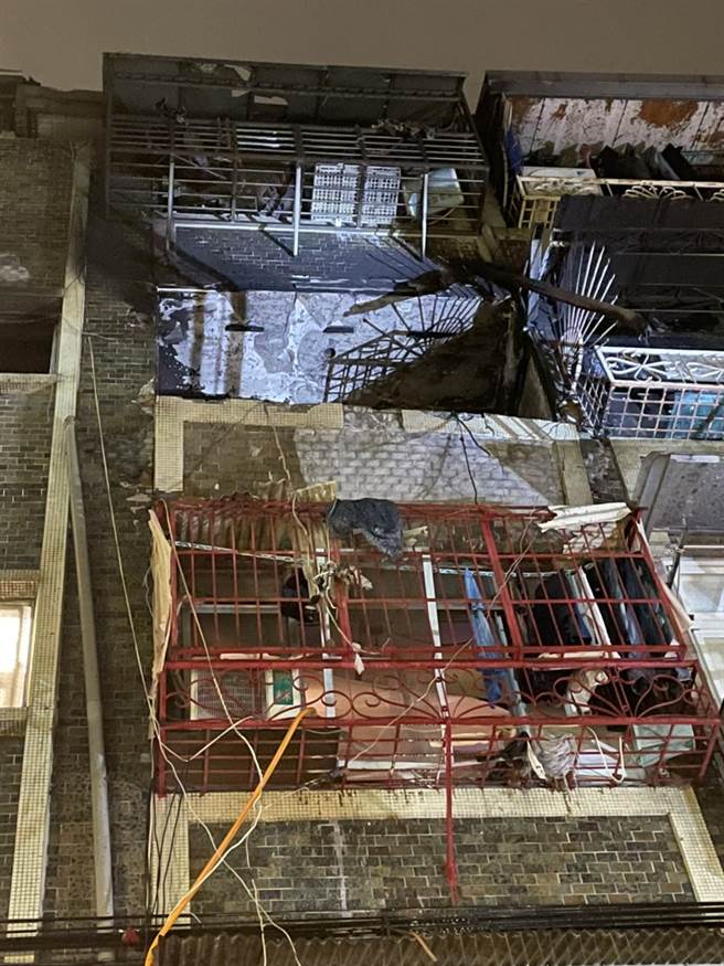 新北市新店区14日凌晨4时许新明街一栋公寓4楼突然发生气爆，气爆衝击力把阳台铁窗炸飞，新北警消接获报案后到达事发公寓，屋内有1名年约40岁的女子全身熏黑，已失去生命迹象，送医急救仍宣告不治。 (翻摄照片)