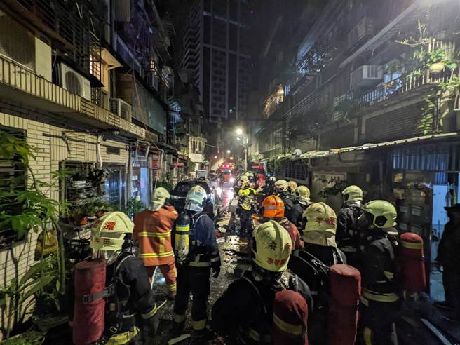 新北市新店区14日凌晨4时许新明街一栋公寓4楼突然发生气爆，气爆衝击力把阳台铁窗炸飞，新北警消接获报案后到达事发公寓，屋内有1名年约40岁的女子全身熏黑，已失去生命迹象，送医急救仍宣告不治。 (翻摄照片)