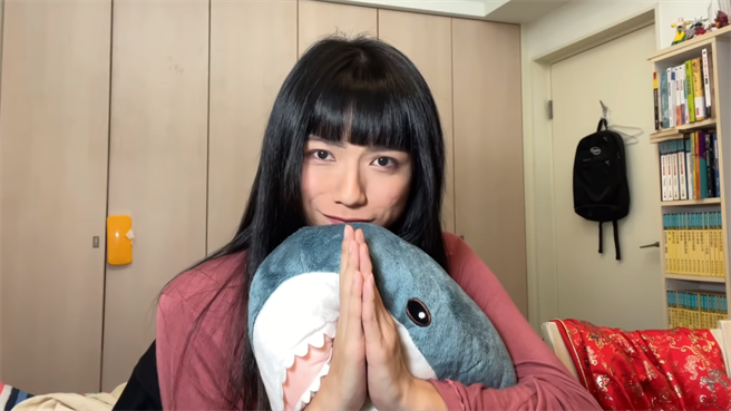 一名塗姓男學生的長髮學士照，引發大批網友熱烈迴響，更有不少網友洗版稱他是「建中郭雪芙」。（圖／翻攝自塗男YouTube）