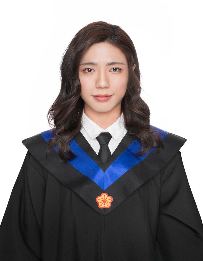 塗姓男學生，12日前在臉書社團發文徵家教學生，但卻因為一張長髮學士照，引發網友熱烈迴響。（圖／翻攝自家教補教學校兼全職、打工、師訓交流）