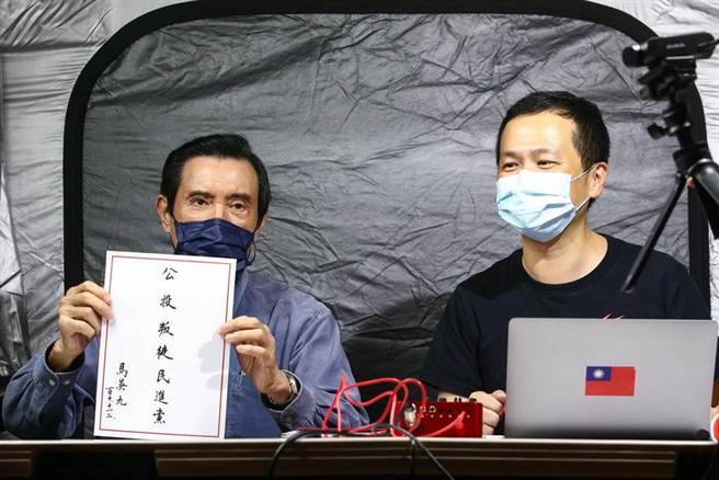 图为前总统马英九（左）去年11月出席台北市议员罗智强《公投叛徒民进党》新书启动会，并为这本书题字写序。（中时资料照，邓博仁摄）