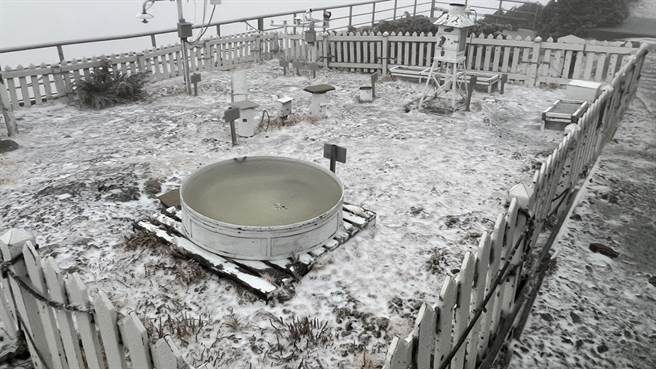 玉山气象站地仪器都被雪覆盖。(气象局提供)