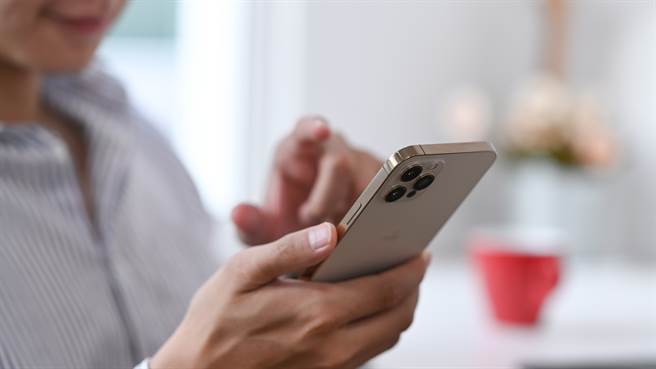 智慧型手機使用習慣，可能會影響電池健康度，導致續航力變差，蘋果提出3大建議，教大家維持電池健康度。（圖／示意圖，達志影像）