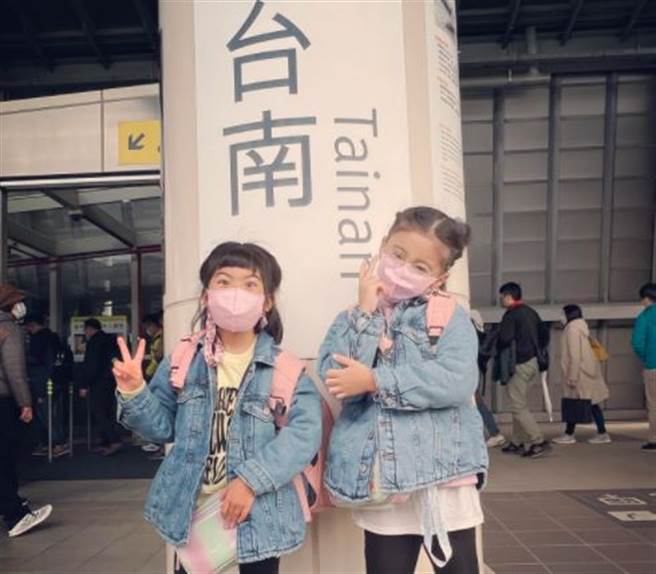 图为贾静雯带咘咘、波妞到台南旅游的画面。(取自贾静雯脸书)