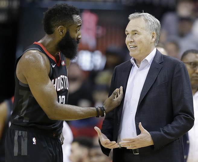 丹托尼(右)曾在火箭帶領哈登4個球季之久。(美聯社資料照)