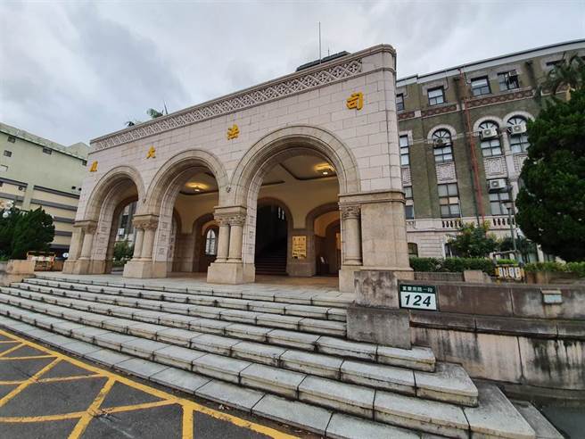 离谱！女法官旷职逾70天仍月领18万，司法院急补破网。(中时资料库)