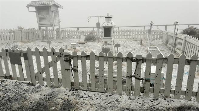 玉山群峰再飘雪，北峰积雪0.7公分。（玉山气象站提供／廖志晃南投传真）