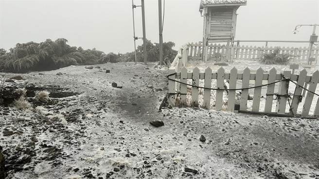 玉山群峰再飘雪，北峰积雪0.7公分。（玉山气象站提供／廖志晃南投传真）