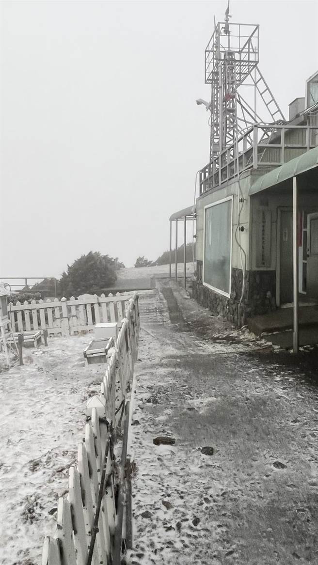 玉山群峰再飘雪，北峰积雪0.7公分。（玉山气象站提供／廖志晃南投传真）
