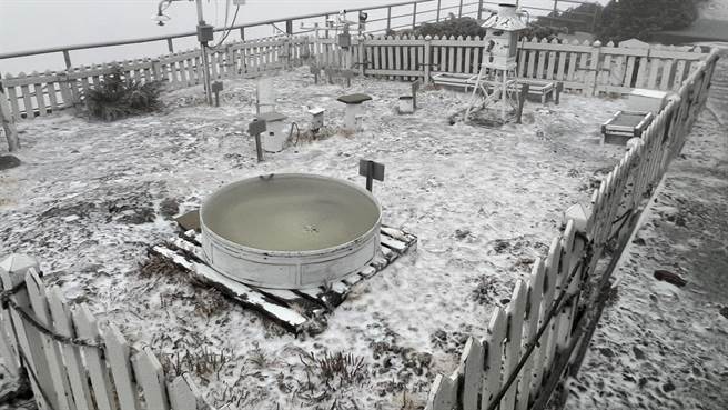 玉山群峰再飘雪，北峰积雪0.7公分。（玉山气象站提供／廖志晃南投传真）