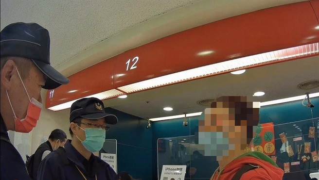 警方接獲行員報案，立即趕到現場與林女溝通釐清案情。（警方提供）