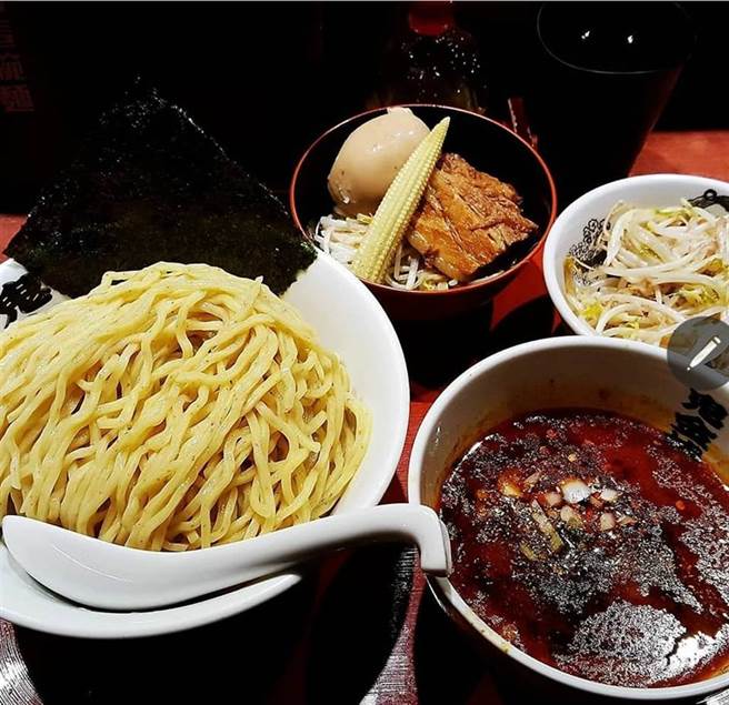 辣麻味噌拉麵鬼金棒，連續五年獲得全台拉麵金賞第一名，如今也受不了萬物齊漲，宣布將漲價。（圖／翻攝辣麻味噌拉麵鬼金棒臉書）
