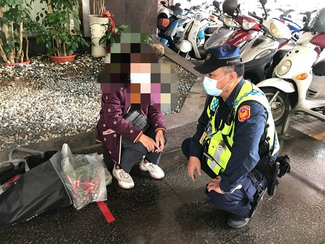 员警上前关心老妪身体状况。（警方提供）