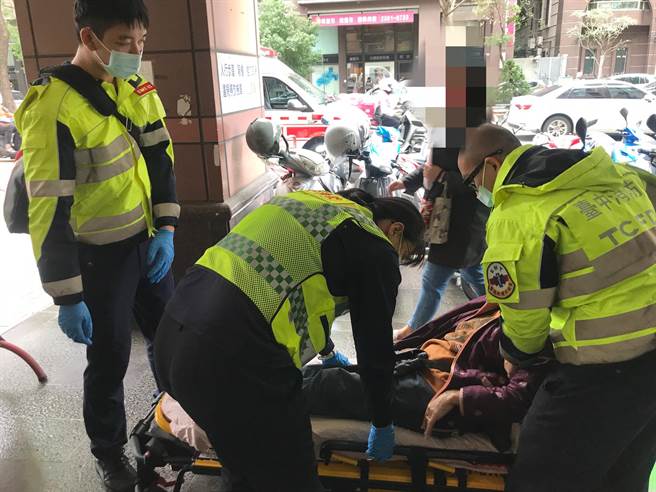警消合力协助老妪送医救治。（警方提供）