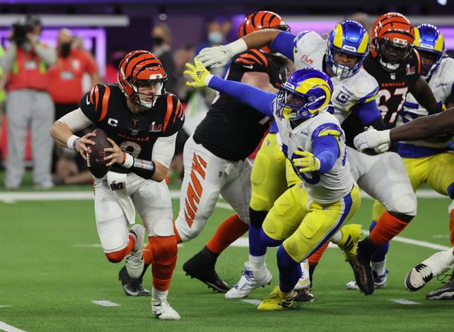 孟加拉虎四分卫布洛(左)持球闪躲对方的擒抱。(路透)