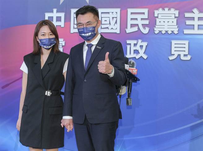 图为江启臣(右)和夫人。（资料照/粘耿豪摄）