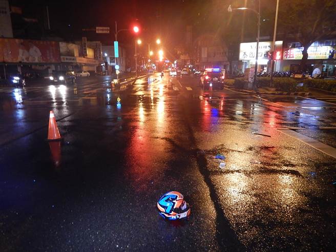 机车骑士黄姓男子因车祸送医其安全帽遗留在现场。（台中市警第二分局提供／张妍溱台中传真）