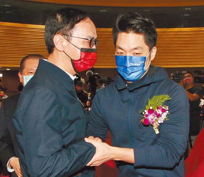 国民党主席朱立伦（左）和国民党立委蒋万安（右）12日出席中正奖学金颁奖典礼，两人握手致意寒暄、互动热络。（赵双杰摄）