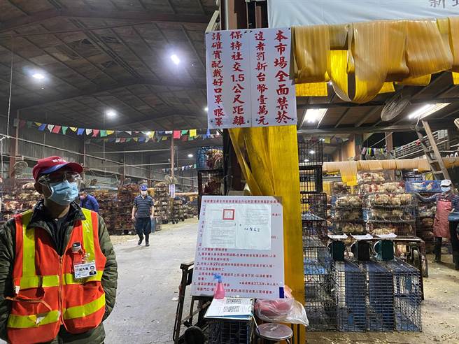 新北市動保處加強查核家禽運銷合作社屠宰場移工的防疫作為。（新北市動保處提供）