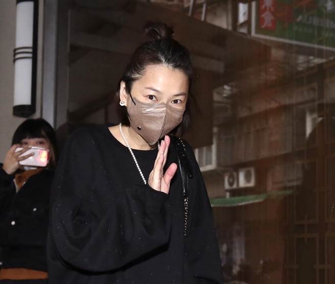 六月一早赴灵堂协助明金成头七法会。（陈俊吉摄）