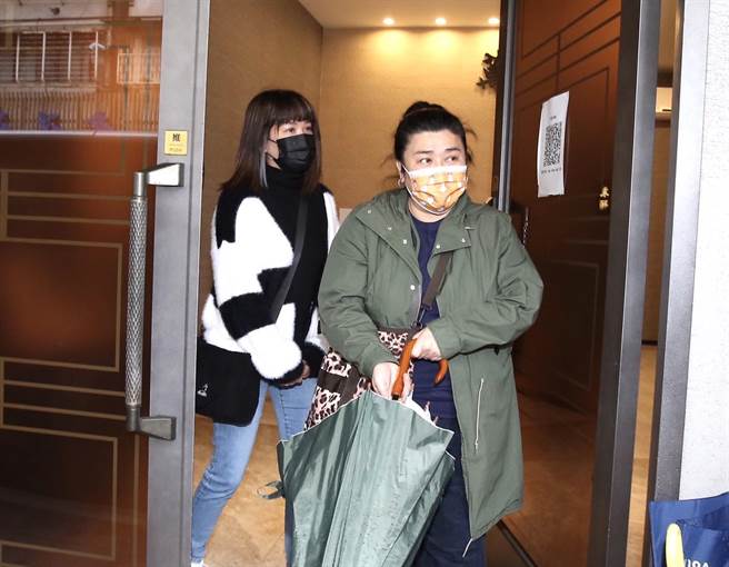 林美秀、陆元琪吊唁明金成。（陈俊吉摄）