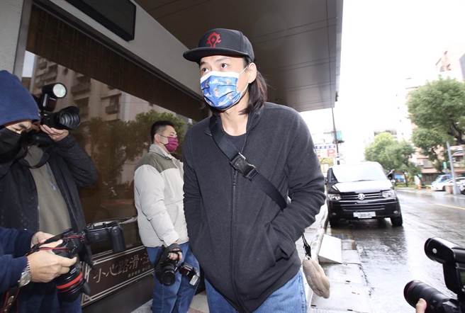 黄镫辉吊唁明金成。（陈俊吉摄）