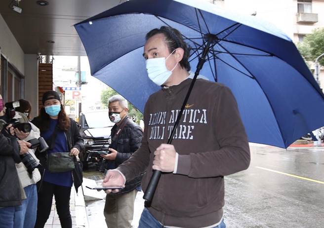 郑志龙吊唁明金成。（陈俊吉摄）