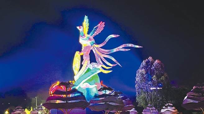 台灣燈會位於衛武營的中央燈區15日將舉行開燈儀式，圖為主燈「鳳彩飛舞」。（柯宗緯攝）