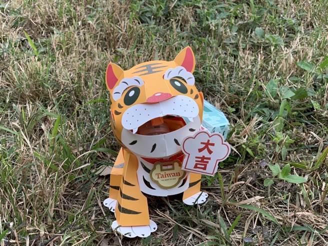 高市觀光局指出，燈會應景的大吉虎提燈今天下午則在衛武營展區和鄰近捷運站發放。（高市觀光局提供／石秀華高雄傳真）