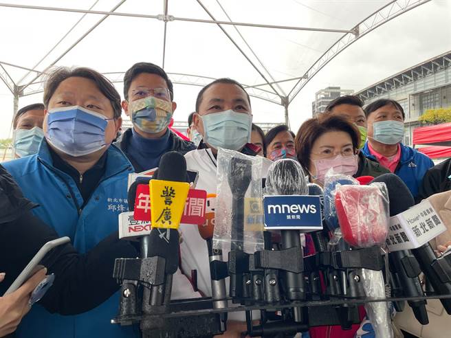 新北市长侯友宜今（14日）上午出席市政行程表示，设计师个案匡列15人，全部採阴。（叶书宏摄）