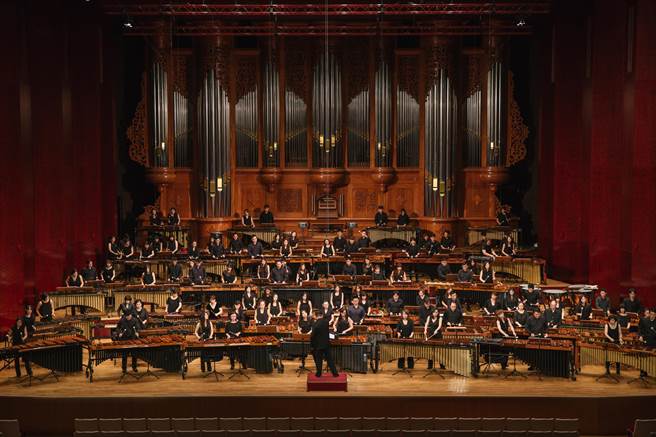 因疫情延後一年，朱宗慶打擊樂團《百人木琴》音樂會將再重啟，到時舞台上將同時有50台木琴。（擊樂文教基金會提供）