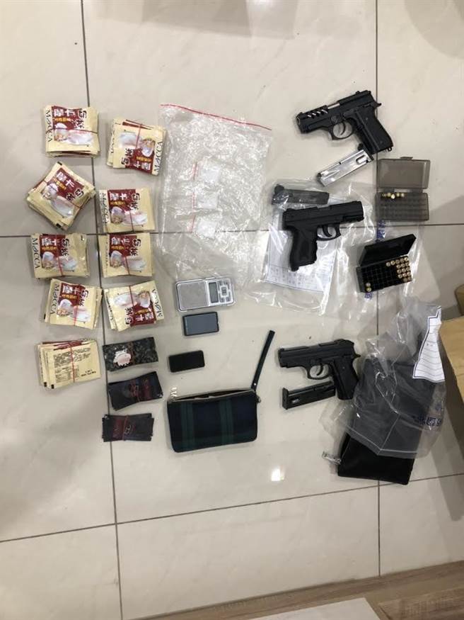 警方查獲改造槍枝、三級毒品。（翻攝照片／李京昇苗栗)