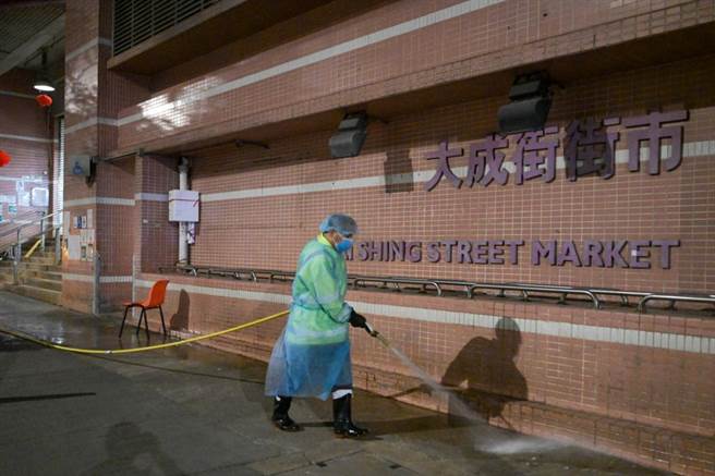 香港黄大仙大成街街市提早关闭进行清洁。（摘自中新社）